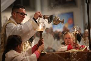 OsterNachtFeier in Haag Pfarrer Vidovic inzensiert das Evangeliar.