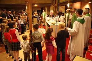 SendungsFeier der FamilienTrainer mit GeneralVikar Krasa Beim Vaterunser entsteht mit den Kindern ein großer Kreis rund um den Altar.